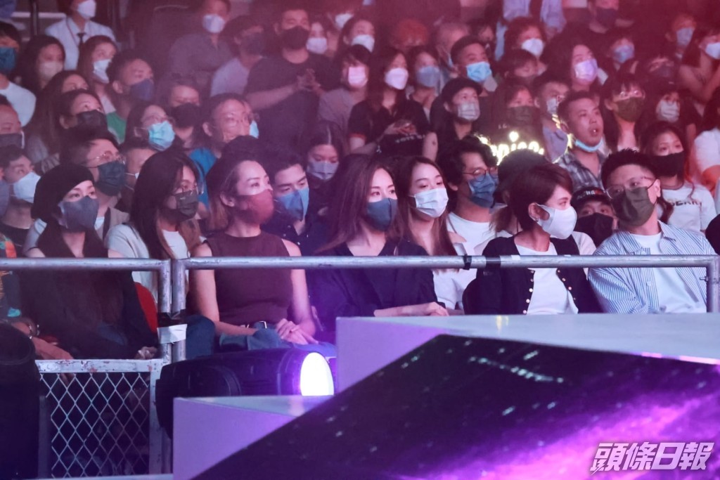 蘇麗珊和男友（右一及二）拍拖睇騷，旁邊的鄧麗欣（右三）細心聽歌。